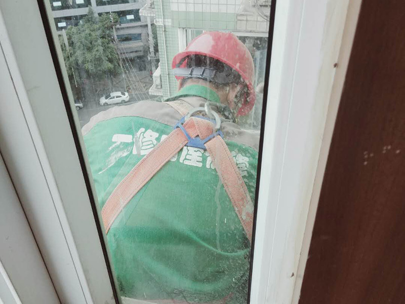 窗外雨棚防水維修:1.清潔雨棚的表面; 2.在需防水處理的區域涂上基層防水涂料,當其仍為濕潤時,把適合尺寸的縫織聚酯布鋪于其上,確保縫織聚酯布不起泡,不起皺,再用基層防水涂料浸透縫織聚酯布,至全干; 3.最后涂兩層表層防水涂料; 4.養護。