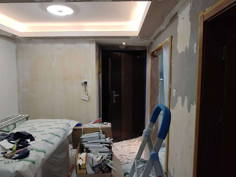 全屋墻面鏟除翻新：舊墻面在翻新前一定要做墻面基底處理，粉化嚴重的要全部鏟除，鏟除后抹上一層白水泥，原來墻面過于光滑、刷過油漆的鏟除后還要做打磨處理，把粘結不牢的表皮去掉，便于新涂料和墻體粘結。墻面底漆的作用是抗堿防潮、封固基材、保護面漆，提高面漆的質感和遮蓋力，對于老房翻新，墻面一定要做底漆，如果沒有刷底漆就直接上面漆的話，時間一長墻面容易起泡、發霉，太陽照曬時間長了也容易變色。已經上好面漆的墻面要修補會比較麻煩，容易產生色差，材料的使用時間不同，質量也難以保證，很難達到理想效果。 所以墻面的修補最好是整塊墻面，或是盡可能地選擇較大面積進行修補，這樣可以盡量避免產生色差，修補后的質量也更好。