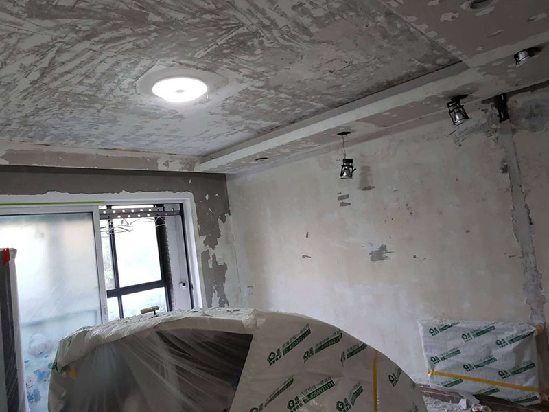 全屋墻面鏟除翻新：舊墻面在翻新前一定要做墻面基底處理，粉化嚴重的要全部鏟除，鏟除后抹上一層白水泥，原來墻面過于光滑、刷過油漆的鏟除后還要做打磨處理，把粘結不牢的表皮去掉，便于新涂料和墻體粘結。墻面底漆的作用是抗堿防潮、封固基材、保護面漆，提高面漆的質感和遮蓋力，對于老房翻新，墻面一定要做底漆，如果沒有刷底漆就直接上面漆的話，時間一長墻面容易起泡、發霉，太陽照曬時間長了也容易變色。已經上好面漆的墻面要修補會比較麻煩，容易產生色差，材料的使用時間不同，質量也難以保證，很難達到理想效果。 所以墻面的修補最好是整塊墻面，或是盡可能地選擇較大面積進行修補，這樣可以盡量避免產生色差，修補后的質量也更好。