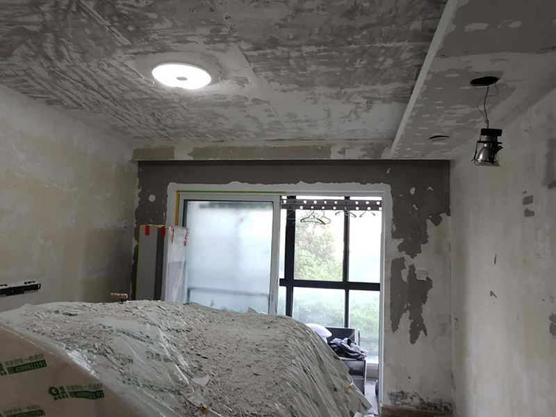 全屋墻面鏟除翻新：舊墻面在翻新前一定要做墻面基底處理，粉化嚴重的要全部鏟除，鏟除后抹上一層白水泥，原來墻面過于光滑、刷過油漆的鏟除后還要做打磨處理，把粘結不牢的表皮去掉，便于新涂料和墻體粘結。墻面底漆的作用是抗堿防潮、封固基材、保護面漆，提高面漆的質感和遮蓋力，對于老房翻新，墻面一定要做底漆，如果沒有刷底漆就直接上面漆的話，時間一長墻面容易起泡、發霉，太陽照曬時間長了也容易變色。已經上好面漆的墻面要修補會比較麻煩，容易產生色差，材料的使用時間不同，質量也難以保證，很難達到理想效果。 所以墻面的修補最好是整塊墻面，或是盡可能地選擇較大面積進行修補，這樣可以盡量避免產生色差，修補后的質量也更好。
