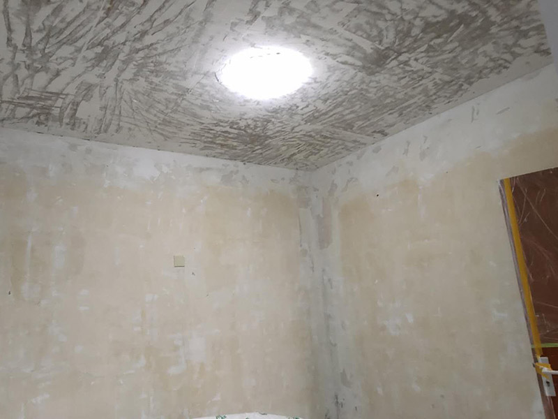 全屋墻面鏟除翻新：舊墻面在翻新前一定要做墻面基底處理，粉化嚴重的要全部鏟除，鏟除后抹上一層白水泥，原來墻面過于光滑、刷過油漆的鏟除后還要做打磨處理，把粘結不牢的表皮去掉，便于新涂料和墻體粘結。墻面底漆的作用是抗堿防潮、封固基材、保護面漆，提高面漆的質感和遮蓋力，對于老房翻新，墻面一定要做底漆，如果沒有刷底漆就直接上面漆的話，時間一長墻面容易起泡、發霉，太陽照曬時間長了也容易變色。已經上好面漆的墻面要修補會比較麻煩，容易產生色差，材料的使用時間不同，質量也難以保證，很難達到理想效果。 所以墻面的修補最好是整塊墻面，或是盡可能地選擇較大面積進行修補，這樣可以盡量避免產生色差，修補后的質量也更好。