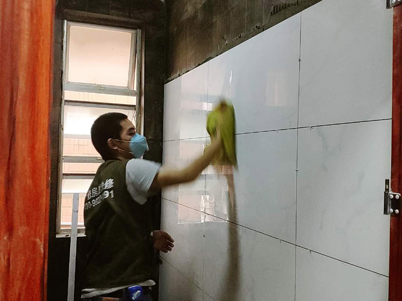 衛(wèi)生間裝修改造：由于衛(wèi)生間的用水量大，因此施工的第一步，我們需要對(duì)水電進(jìn)行布局和改造。衛(wèi)生間的水電改造包括浴霸采暖、水管的入墻處理等。我們?cè)谶M(jìn)行水電改造前，要先明確衛(wèi)生間里需要安裝的衛(wèi)浴設(shè)備及其安裝的位置，然后預(yù)留好相關(guān)的插座，以防后期需要添加電器，方便使用。水電改造必須按照嚴(yán)格的施工標(biāo)準(zhǔn)來操作，以免影響到衛(wèi)生間的正常使用。其次，我們要做好衛(wèi)生間的防水工程，一般來說，它的地面防水是需要做兩遍，其防水層要高出地面大概250mm左右。然后我們?cè)谧龊帽Ｗo(hù)層，處理好地面防水之后，衛(wèi)生間的墻面也需要做好相應(yīng)的防水工程。需要注意的是衛(wèi)生間的墻面防水層最好做到頂，防水工程做好之后，一定不要忘了做24小時(shí)閉水試驗(yàn)。