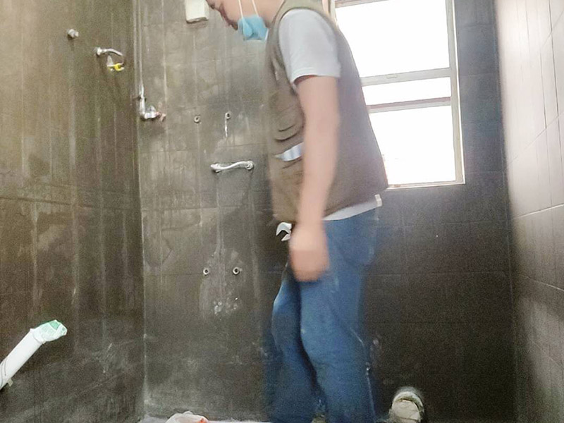 衛(wèi)生間裝修改造：由于衛(wèi)生間的用水量大，因此施工的第一步，我們需要對(duì)水電進(jìn)行布局和改造。衛(wèi)生間的水電改造包括浴霸采暖、水管的入墻處理等。我們?cè)谶M(jìn)行水電改造前，要先明確衛(wèi)生間里需要安裝的衛(wèi)浴設(shè)備及其安裝的位置，然后預(yù)留好相關(guān)的插座，以防后期需要添加電器，方便使用。水電改造必須按照嚴(yán)格的施工標(biāo)準(zhǔn)來操作，以免影響到衛(wèi)生間的正常使用。其次，我們要做好衛(wèi)生間的防水工程，一般來說，它的地面防水是需要做兩遍，其防水層要高出地面大概250mm左右。然后我們?cè)谧龊帽Ｗo(hù)層，處理好地面防水之后，衛(wèi)生間的墻面也需要做好相應(yīng)的防水工程。需要注意的是衛(wèi)生間的墻面防水層最好做到頂，防水工程做好之后，一定不要忘了做24小時(shí)閉水試驗(yàn)。