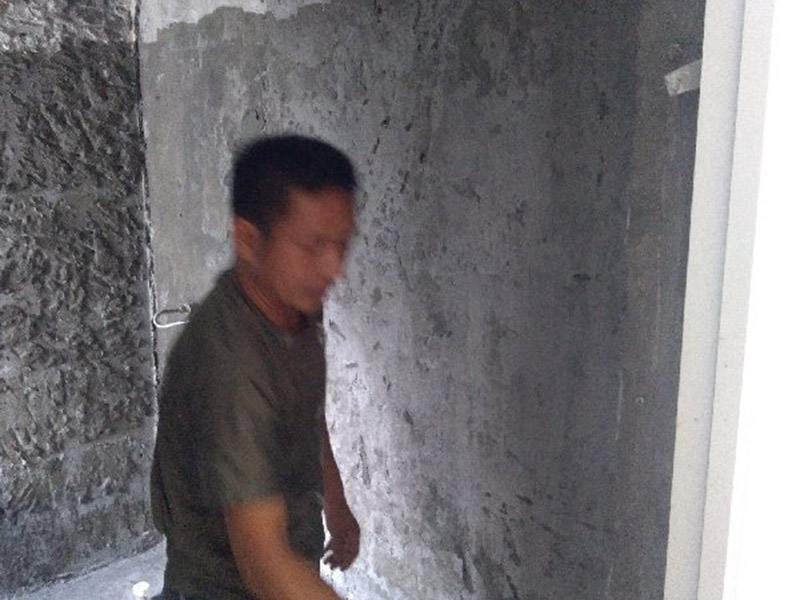 衛(wèi)生間裝修改造：由于衛(wèi)生間的用水量大，因此施工的第一步，我們需要對(duì)水電進(jìn)行布局和改造。衛(wèi)生間的水電改造包括浴霸采暖、水管的入墻處理等。我們?cè)谶M(jìn)行水電改造前，要先明確衛(wèi)生間里需要安裝的衛(wèi)浴設(shè)備及其安裝的位置，然后預(yù)留好相關(guān)的插座，以防后期需要添加電器，方便使用。水電改造必須按照嚴(yán)格的施工標(biāo)準(zhǔn)來操作，以免影響到衛(wèi)生間的正常使用。其次，我們要做好衛(wèi)生間的防水工程，一般來說，它的地面防水是需要做兩遍，其防水層要高出地面大概250mm左右。然后我們?cè)谧龊帽Ｗo(hù)層，處理好地面防水之后，衛(wèi)生間的墻面也需要做好相應(yīng)的防水工程。需要注意的是衛(wèi)生間的墻面防水層最好做到頂，防水工程做好之后，一定不要忘了做24小時(shí)閉水試驗(yàn)。
