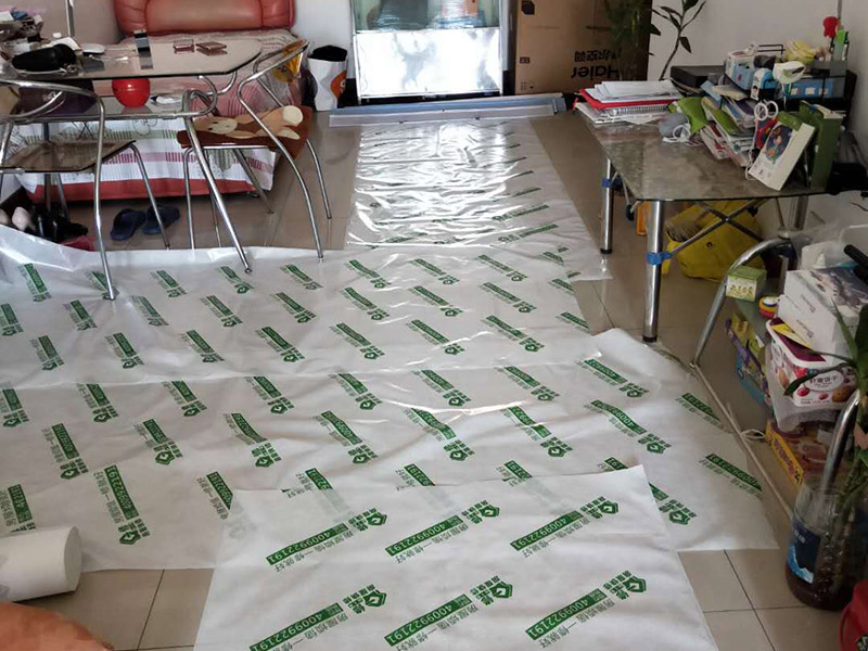 陽臺窗戶安裝：1、測尺寸，在使用鋁合bai金窗時，封陽臺前應準確du地測量陽臺封閉面的尺zhi寸，在施工現場外按尺寸加工dao制作窗戶框、玻璃，運抵施工現場。在安裝前，應檢驗窗戶尺寸與封陽臺的洞口尺寸是否一致。 2、固定支架，用固定片固定，窗戶安裝前應先清理陽臺洞口的基層，要求將窗戶緊靠墻體的基層材料清除，并在固定點打孔，預設膨脹螺栓或塑料脹銷，以便固定窗體。安裝窗戶時，應首先將窗戶穩坐在洞口處，固定其位置，用螺絲加塑料脹銷固定。 3、檢查是否安正，窗框與窗戶洞口連接好后，應該檢查窗戶是否安裝正了。若窗戶安裝不正，使用一段時間后可能會出現窗戶越來越歪的情況。如果是常規的矩形窗戶，可以直接量窗戶的對角線(左下角和右上角、左上角和右下角)，兩根線長度需一致;如果是圓弧型窗戶，需要使用水平尺，尺上的氣泡在中間表明窗戶是正的;如果是傾斜的窗戶，則需要使用吊錘。 4、打發泡膠，窗戶調整完后，就需要打發泡膠，填充窗框與墻之間的縫隙。待發泡膠固化后(一般需要2-3小時，冬天需要的時間更長)，將多余的發泡膠切割掉。