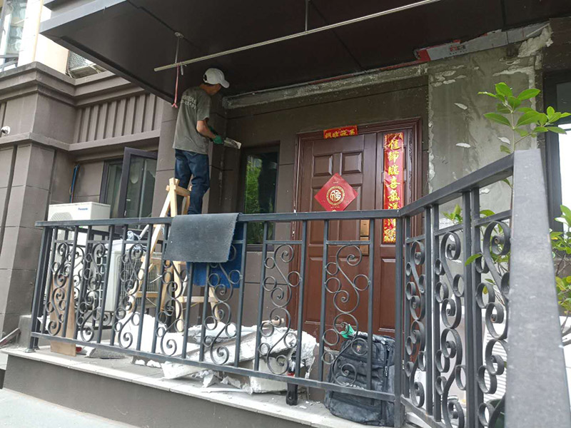 入戶門外墻翻新：1、一般來講，舊墻面由于使用時(shí)間長(zhǎng)久，所以常常會(huì)出現(xiàn)開裂或破損的跡象，這時(shí)為了翻新效果更佳，一定要將舊墻面上的乳膠漆和膩?zhàn)訉庸纬蓛簦硗鈮γ娴牡灼嵋欢ㄒ龊茫駝t后期容易出現(xiàn)發(fā)霉、變色等現(xiàn)象，同時(shí)若是舊墻過于光滑，還需打磨處理，以便于涂料和墻體的粘結(jié)。 2、在操作時(shí)，還需注意墻面的色差問題，若不是整屋施工，而只是部分墻面修補(bǔ)的話，更要注意避免產(chǎn)生色彩，所以在進(jìn)行舊墻翻新前，必須嚴(yán)謹(jǐn)選擇色調(diào)，并一次性準(zhǔn)備好足夠材料，這樣才能最大程度避免產(chǎn)生色差。 3、為了保證身心的健康，在質(zhì)料的選用上應(yīng)當(dāng)慎重一些，比方說可選擇目前較為潮流的環(huán)保涂料，它已經(jīng)成為很多家庭的普遍選擇，相信在未來的中國(guó)，環(huán)保涂料是家中裝修的必備物品，所以在進(jìn)行舊墻翻新時(shí)，建議選擇環(huán)保涂料，不僅能夠保障室內(nèi)的環(huán)保問題，同時(shí)還能保障家人的健康。