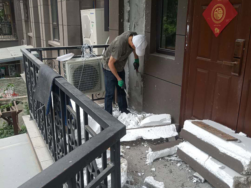 入戶門外墻翻新：1、一般來講，舊墻面由于使用時(shí)間長(zhǎng)久，所以常常會(huì)出現(xiàn)開裂或破損的跡象，這時(shí)為了翻新效果更佳，一定要將舊墻面上的乳膠漆和膩?zhàn)訉庸纬蓛簦硗鈮γ娴牡灼嵋欢ㄒ龊茫駝t后期容易出現(xiàn)發(fā)霉、變色等現(xiàn)象，同時(shí)若是舊墻過于光滑，還需打磨處理，以便于涂料和墻體的粘結(jié)。 2、在操作時(shí)，還需注意墻面的色差問題，若不是整屋施工，而只是部分墻面修補(bǔ)的話，更要注意避免產(chǎn)生色彩，所以在進(jìn)行舊墻翻新前，必須嚴(yán)謹(jǐn)選擇色調(diào)，并一次性準(zhǔn)備好足夠材料，這樣才能最大程度避免產(chǎn)生色差。 3、為了保證身心的健康，在質(zhì)料的選用上應(yīng)當(dāng)慎重一些，比方說可選擇目前較為潮流的環(huán)保涂料，它已經(jīng)成為很多家庭的普遍選擇，相信在未來的中國(guó)，環(huán)保涂料是家中裝修的必備物品，所以在進(jìn)行舊墻翻新時(shí)，建議選擇環(huán)保涂料，不僅能夠保障室內(nèi)的環(huán)保問題，同時(shí)還能保障家人的健康。