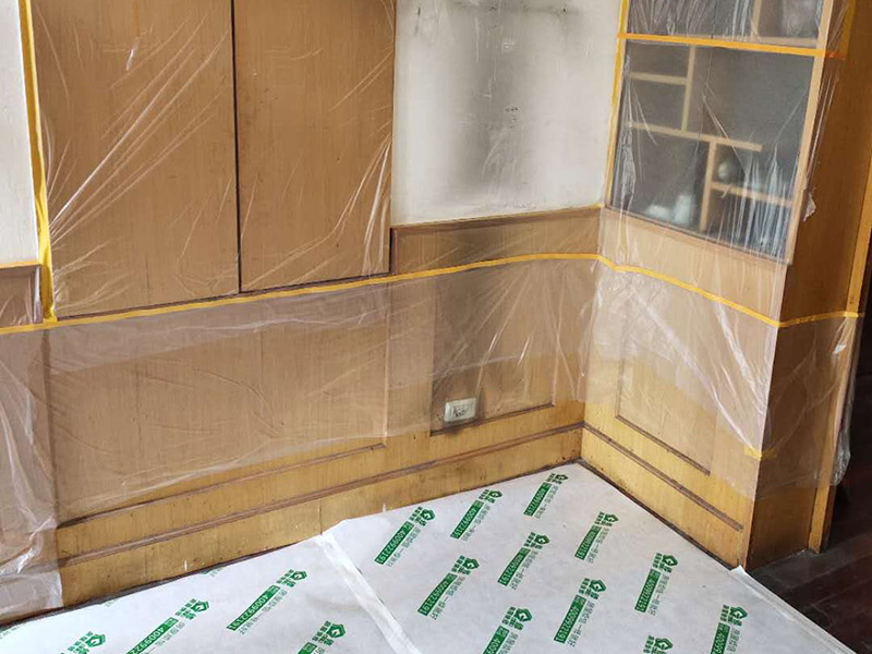 家具成品保護：1、做好入戶門保護 　　各類裝修物料的進場、建筑裝修的清理都必須經過入戶門。在對物品進行搬運時，難免會與入戶門發生磕碰及摩擦。因此，在進行成品保護時，我們首先要做好入戶門的保護。 　　建議，在裝修開工前知道家具家電進場，都應當使用成品保護膜將入戶門進行包裹。 　　2、做好水電改造期間的成品保護 　　水電改造是基礎裝修，水電裝修的質量好壞，直接決定著后期的施工和使用。因此，在進行水電改造時，同樣需要做好成品保護工作。水電改造完成后，應當對各種管線進行規范的固定，以防脫落;對裸露的線頭要進行包裹，以防發生觸電的危險;做好地面裸線管的固定和保護，防止被踩壞。同時，在搬運物料時，也不要破壞地面鋪設的管線。 　　3、做好瓷磚、地板的鋪貼保護 　　進行裝修施工時，磁環邊鋪邊勾縫，在崗鋪設的瓷磚、地板上堆放雜物、走動踩踏，地板沒有使用成品保護膜覆蓋等都會影響瓷磚及地板的鋪貼效果，使瓷磚出現施工質量問題。