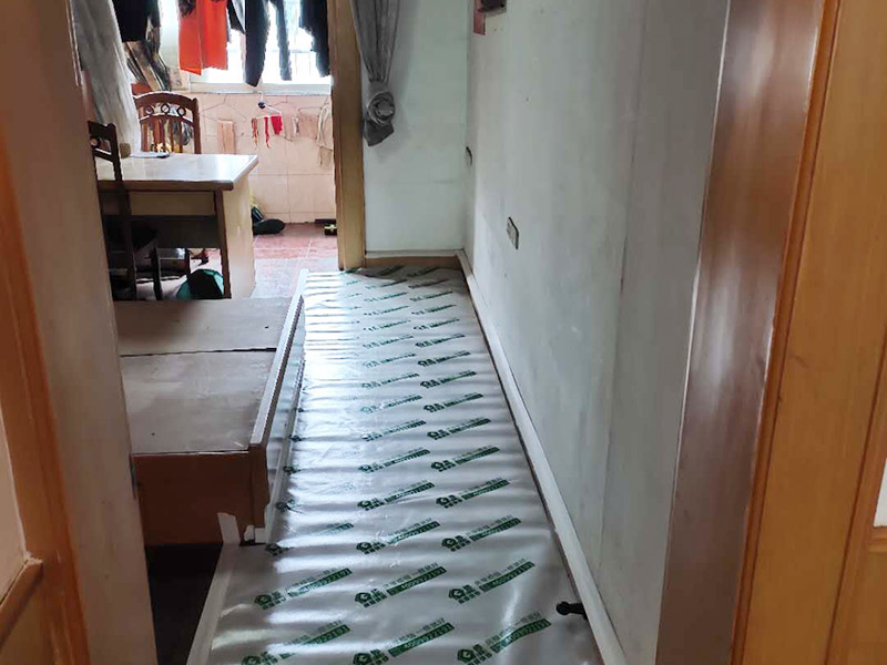 家具成品保護：1、做好入戶門保護 　　各類裝修物料的進場、建筑裝修的清理都必須經過入戶門。在對物品進行搬運時，難免會與入戶門發生磕碰及摩擦。因此，在進行成品保護時，我們首先要做好入戶門的保護。 　　建議，在裝修開工前知道家具家電進場，都應當使用成品保護膜將入戶門進行包裹。 　　2、做好水電改造期間的成品保護 　　水電改造是基礎裝修，水電裝修的質量好壞，直接決定著后期的施工和使用。因此，在進行水電改造時，同樣需要做好成品保護工作。水電改造完成后，應當對各種管線進行規范的固定，以防脫落;對裸露的線頭要進行包裹，以防發生觸電的危險;做好地面裸線管的固定和保護，防止被踩壞。同時，在搬運物料時，也不要破壞地面鋪設的管線。 　　3、做好瓷磚、地板的鋪貼保護 　　進行裝修施工時，磁環邊鋪邊勾縫，在崗鋪設的瓷磚、地板上堆放雜物、走動踩踏，地板沒有使用成品保護膜覆蓋等都會影響瓷磚及地板的鋪貼效果，使瓷磚出現施工質量問題。