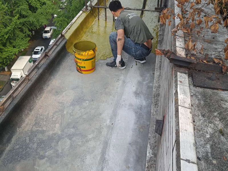 露臺防水維修：陽臺防水層由于暴露在大自然中，受到炎熱日光的暴曬，狂風的吹襲，雨雪的侵蝕，嚴寒酷暑的溫度折磨，沒有優良的性能和良好的保護措施，難以達到要求的耐久年限。所以應選擇抗拉強度高、延伸率大、耐老化好的防水材料。 在大雨天和臺風時，當雨量大于地漏的排水能力時，就有可能陽臺地面形成積水，當水量太大時，就有可能漫過推拉門的防水框從而進入室內。因此，在選擇陽臺地漏的時候，較好選擇排水量較大，排水順暢的地漏。 未封閉的陽臺遇到暴雨會大量進水，為避免雨水泛入室內，所以地面裝修時要考慮水平傾斜度，保證水能流向排水孔，不能讓水對著房間流。陽臺地面應低于室內樓層地面30——60毫米，向排水方向作平緩斜坡，外緣設擋水邊坎，將水導入雨水管排出。