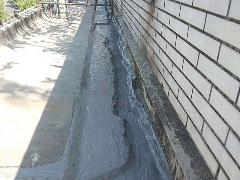 露臺防水維修：陽臺防水層由于暴露在大自然中，受到炎熱日光的暴曬，狂風的吹襲，雨雪的侵蝕，嚴寒酷暑的溫度折磨，沒有優良的性能和良好的保護措施，難以達到要求的耐久年限。所以應選擇抗拉強度高、延伸率大、耐老化好的防水材料。 在大雨天和臺風時，當雨量大于地漏的排水能力時，就有可能陽臺地面形成積水，當水量太大時，就有可能漫過推拉門的防水框從而進入室內。因此，在選擇陽臺地漏的時候，較好選擇排水量較大，排水順暢的地漏。 未封閉的陽臺遇到暴雨會大量進水，為避免雨水泛入室內，所以地面裝修時要考慮水平傾斜度，保證水能流向排水孔，不能讓水對著房間流。陽臺地面應低于室內樓層地面30——60毫米，向排水方向作平緩斜坡，外緣設擋水邊坎，將水導入雨水管排出。