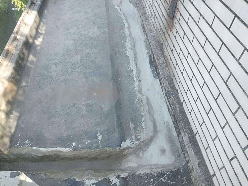 露臺防水維修：陽臺防水層由于暴露在大自然中，受到炎熱日光的暴曬，狂風的吹襲，雨雪的侵蝕，嚴寒酷暑的溫度折磨，沒有優良的性能和良好的保護措施，難以達到要求的耐久年限。所以應選擇抗拉強度高、延伸率大、耐老化好的防水材料。 在大雨天和臺風時，當雨量大于地漏的排水能力時，就有可能陽臺地面形成積水，當水量太大時，就有可能漫過推拉門的防水框從而進入室內。因此，在選擇陽臺地漏的時候，較好選擇排水量較大，排水順暢的地漏。 未封閉的陽臺遇到暴雨會大量進水，為避免雨水泛入室內，所以地面裝修時要考慮水平傾斜度，保證水能流向排水孔，不能讓水對著房間流。陽臺地面應低于室內樓層地面30——60毫米，向排水方向作平緩斜坡，外緣設擋水邊坎，將水導入雨水管排出。