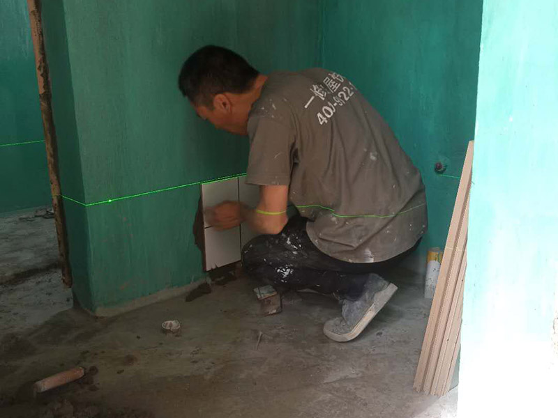 衛(wèi)生間標線貼磚：衛(wèi)生間的防水工作流程，都是在地面用水泥砂漿找平一次，等它干透后再做防水。那些詢問做完防水能不能馬上貼瓷磚的業(yè)主，首先要搞清楚，防水不是只做一遍就可以的。一般的防水施工要做2到3遍，而且防水的順序也是有講究的，比如，要先做完墻面防水再貼墻磚，其次才可以做地面防水，再貼地磚。因為地面經(jīng)常會踩來踩去，地面防水如果先做了會很容易踩壞。一般情況下，在2到3遍的防水層全部做好后，會有5到7天的固化期，所以自然的，貼瓷磚肯定是要等到這之后才能做，所以做完防水就立馬貼瓷磚，就大錯特錯了。