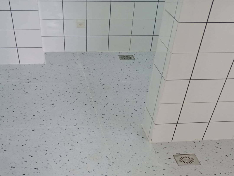 衛(wèi)生間標線貼磚：衛(wèi)生間的防水工作流程，都是在地面用水泥砂漿找平一次，等它干透后再做防水。那些詢問做完防水能不能馬上貼瓷磚的業(yè)主，首先要搞清楚，防水不是只做一遍就可以的。一般的防水施工要做2到3遍，而且防水的順序也是有講究的，比如，要先做完墻面防水再貼墻磚，其次才可以做地面防水，再貼地磚。因為地面經(jīng)常會踩來踩去，地面防水如果先做了會很容易踩壞。一般情況下，在2到3遍的防水層全部做好后，會有5到7天的固化期，所以自然的，貼瓷磚肯定是要等到這之后才能做，所以做完防水就立馬貼瓷磚，就大錯特錯了。