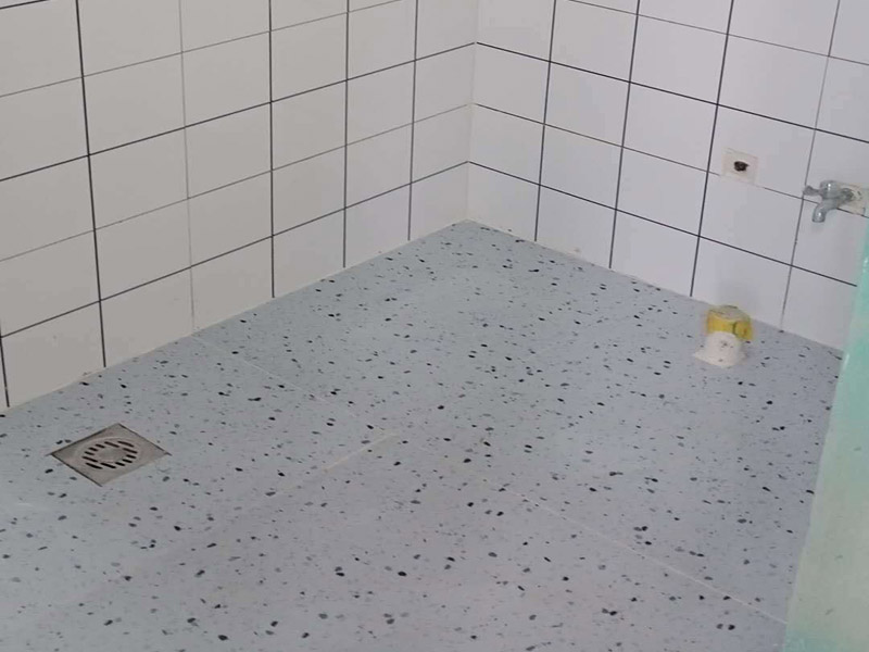 衛(wèi)生間標線貼磚：衛(wèi)生間的防水工作流程，都是在地面用水泥砂漿找平一次，等它干透后再做防水。那些詢問做完防水能不能馬上貼瓷磚的業(yè)主，首先要搞清楚，防水不是只做一遍就可以的。一般的防水施工要做2到3遍，而且防水的順序也是有講究的，比如，要先做完墻面防水再貼墻磚，其次才可以做地面防水，再貼地磚。因為地面經(jīng)常會踩來踩去，地面防水如果先做了會很容易踩壞。一般情況下，在2到3遍的防水層全部做好后，會有5到7天的固化期，所以自然的，貼瓷磚肯定是要等到這之后才能做，所以做完防水就立馬貼瓷磚，就大錯特錯了。