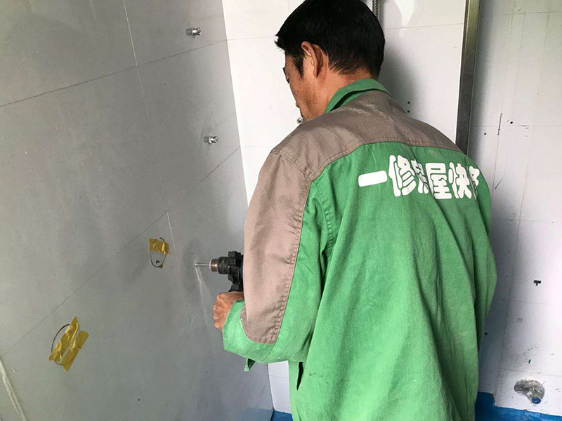 衛生間翻新施工：其實衛生間翻新最主要的目的，就是要更換水電，尤其是那些隱蔽性極強，一般埋在地下或墻壁內的。在進行翻新的時候，最好一并更換，不管有沒有問題，這樣都能給日后的生活帶來保障。更換完水電之后，就可以進行瓷磚的鋪貼了。不管是地面還是墻面，都是一個比較大的工程。在衛生間翻新前先找平地面和墻面，清楚所有雜物。然后先對墻面進行鋪設，墻面一般多是小塊的瓷磚比較好施工。地面就要注意一些了，需要設置輔助線來進行施工，還要注意下水管等地方，這些地方都需要低于地面高度的哦！ 最后就是防水的問題了，防水是衛生間翻新過程中，非常需要重視的問題。在施工前最好購買好一些的防水涂料，這樣施工效果更好，而且使用壽命更久，幾年內不會出現問題。值得注意的是，很多人在做防水的時候，都會忽略墻面的防水，其實墻面也需要做好防水哦！有時候會產生水蒸氣附著在墻面，也是會對墻面造成損害的！