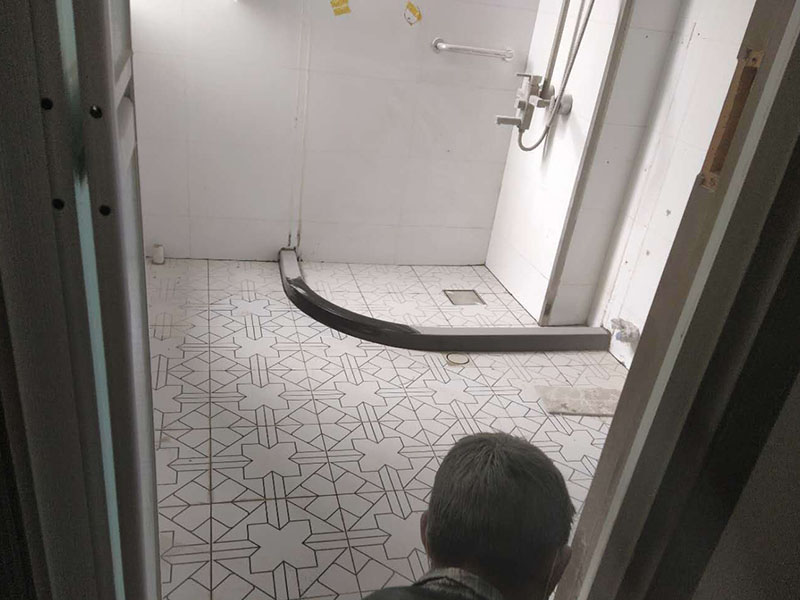 衛生間翻新施工：其實衛生間翻新最主要的目的，就是要更換水電，尤其是那些隱蔽性極強，一般埋在地下或墻壁內的。在進行翻新的時候，最好一并更換，不管有沒有問題，這樣都能給日后的生活帶來保障。更換完水電之后，就可以進行瓷磚的鋪貼了。不管是地面還是墻面，都是一個比較大的工程。在衛生間翻新前先找平地面和墻面，清楚所有雜物。然后先對墻面進行鋪設，墻面一般多是小塊的瓷磚比較好施工。地面就要注意一些了，需要設置輔助線來進行施工，還要注意下水管等地方，這些地方都需要低于地面高度的哦！ 最后就是防水的問題了，防水是衛生間翻新過程中，非常需要重視的問題。在施工前最好購買好一些的防水涂料，這樣施工效果更好，而且使用壽命更久，幾年內不會出現問題。值得注意的是，很多人在做防水的時候，都會忽略墻面的防水，其實墻面也需要做好防水哦！有時候會產生水蒸氣附著在墻面，也是會對墻面造成損害的！