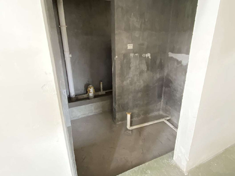 衛(wèi)生間防水處理：1、刷第一遍防水涂料。施工前確保工地干凈、干燥，防水涂料要涂滿，無遺漏，與基層結(jié)合牢固，無裂紋，無氣泡，無脫落現(xiàn)象。涂刷高度一致，厚度要達(dá)到產(chǎn)品規(guī)定要求。 2、刷第二遍防水涂料。注意、第二遍防水涂料間需要有一定時(shí)間間隔，待遍涂料干透后才能進(jìn)行第二遍，具體時(shí)間視涂料而定。間隔時(shí)間太短，防水的效果會(huì)大打折扣。 3、鋪保護(hù)層。為防止之后的施工破壞防水層，需在防水涂料表面鋪上保護(hù)層。保護(hù)層要完全覆蓋防水層，無遺漏，與基層結(jié)合牢固，無裂紋，無氣泡，無脫落現(xiàn)象。 4、閉水試驗(yàn)。閉水試驗(yàn)時(shí)，地面點(diǎn)的水線不能低于2厘米，保存至少24小時(shí)，觀察無滲漏現(xiàn)象后方算合格。如有滲漏，需重做，切莫不能疏忽大意。