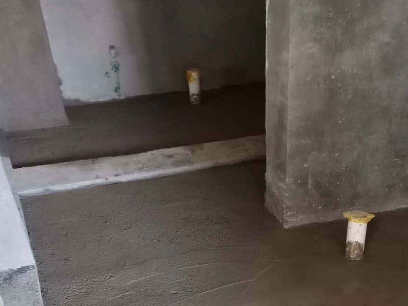 衛(wèi)生間防水處理：1、刷第一遍防水涂料。施工前確保工地干凈、干燥，防水涂料要涂滿，無遺漏，與基層結(jié)合牢固，無裂紋，無氣泡，無脫落現(xiàn)象。涂刷高度一致，厚度要達(dá)到產(chǎn)品規(guī)定要求。 2、刷第二遍防水涂料。注意、第二遍防水涂料間需要有一定時(shí)間間隔，待遍涂料干透后才能進(jìn)行第二遍，具體時(shí)間視涂料而定。間隔時(shí)間太短，防水的效果會(huì)大打折扣。 3、鋪保護(hù)層。為防止之后的施工破壞防水層，需在防水涂料表面鋪上保護(hù)層。保護(hù)層要完全覆蓋防水層，無遺漏，與基層結(jié)合牢固，無裂紋，無氣泡，無脫落現(xiàn)象。 4、閉水試驗(yàn)。閉水試驗(yàn)時(shí)，地面點(diǎn)的水線不能低于2厘米，保存至少24小時(shí)，觀察無滲漏現(xiàn)象后方算合格。如有滲漏，需重做，切莫不能疏忽大意。