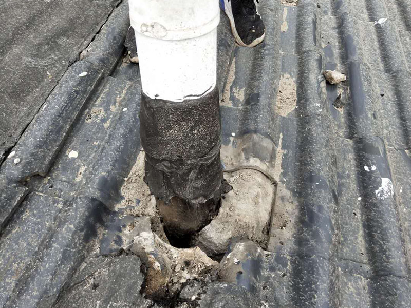屋頂管道防水維修：1.清洗原地面,待干;2.做防水層。用材不是重要的,市面上的正品材料都是好的,關鍵是做工,邊邊角角、凹凹凸凸、細縫小孔等一點都不能馬虎。若是液體材料,至少做三遍;3.封水泥沙漿,約5cm厚,保護防水層。
