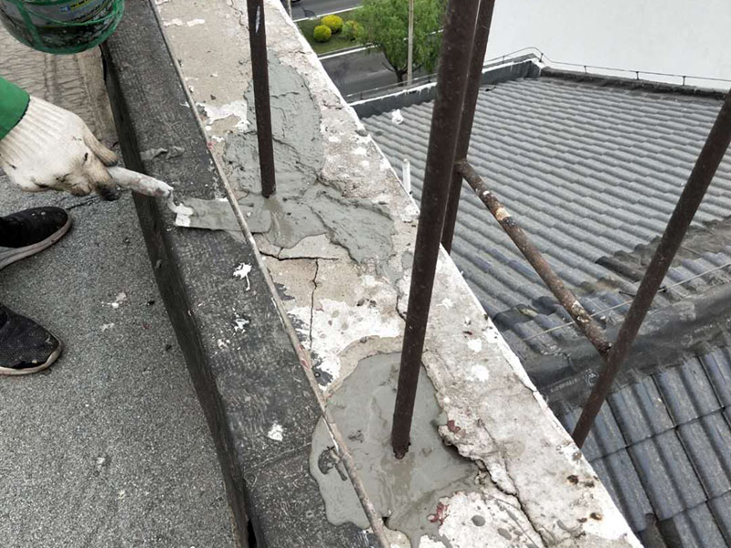 屋頂管道防水維修：1.清洗原地面,待干;2.做防水層。用材不是重要的,市面上的正品材料都是好的,關鍵是做工,邊邊角角、凹凹凸凸、細縫小孔等一點都不能馬虎。若是液體材料,至少做三遍;3.封水泥沙漿,約5cm厚,保護防水層。