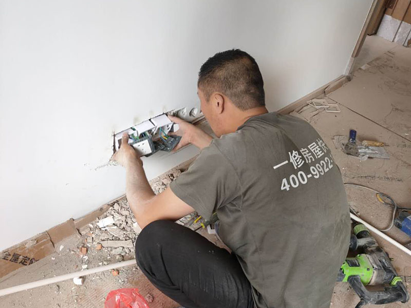 插座面板安裝:1.首先插座的導(dǎo)線安裝上需要注意，電源導(dǎo)線需要使用銅線橫截面，布線時(shí)一定要遵循“火線進(jìn)開(kāi)關(guān)，零線進(jìn)燈頭”的原則，還要在插座上設(shè)漏電保護(hù)裝置。 2.先確定好各個(gè)插座需要安裝的位置，在日后電器使用來(lái)決定。一般明裝距離地面最好不低于1.8米，暗裝距離地面不低于 0.3米，廚房和衛(wèi)生間的插座應(yīng)在1.5米以上，空調(diào)插座至少要在2米以上。 3.臥室床頭多做二插，廚衛(wèi)多做三插。 4.要是日后是用來(lái)使用空調(diào)、冰箱、抽油煙機(jī)等大功率電器，那么就需要使用獨(dú)立插座，超負(fù)荷運(yùn)行，易引起火災(zāi)。三孔插座的地線一定要接，不可以讓之形同虛設(shè)，不然一旦漏電，會(huì)導(dǎo)致觸電。多設(shè)幾個(gè)回路，防止一個(gè)短路全房間用電癱瘓。 5.需要暗裝用插座外盒框畫(huà)出框架，然后按照畫(huà)出的框架線挖坑，深度與插座厚度相當(dāng)。