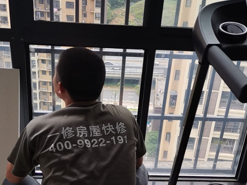 鋼化玻璃更換：鋼化玻璃門若是不符合安裝尺寸，再返工就非常麻煩，因此在開始測量的時候就要做到準(zhǔn)確。用玻璃吸盤先把玻璃板西經(jīng)，玻璃就位。將玻璃板上部插入門框里的限位槽，再把玻璃板的下部安放于底托飾面的對口縫內(nèi)。玻璃板固定好厚，在頂部的限位槽與底托的固定處，和玻璃板與框柱的對縫位置等注膠封口。門扇高度確定以后，在玻璃板與進出橫檔內(nèi)的兩側(cè)空隙處，同時通過兩邊插入小木條，輕敲穩(wěn)實，在小木條、門扇玻璃與橫檔之間形成的縫隙里注入玻璃膠，再用以上方法處理殘跡。