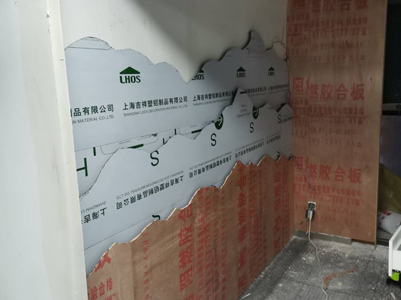門店背景墻裝修：清掃基層、填補(bǔ)縫隙→石膏板面接縫處貼接縫帶、補(bǔ)膩?zhàn)印⒛ド凹?rarr;滿刮膩?zhàn)印⒛テ?rarr;涂刷防潮劑→涂刷底膠→墻面彈線→壁紙浸水→壁紙、基層涂刷粘結(jié)劑→墻紙裁紙、刷膠→上墻裱貼、拼縫、搭接、對(duì)花→趕壓膠粘劑氣泡→擦凈膠水→修整。