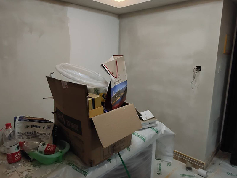 全屋墻面翻新：舊墻的基本處理bai包括清理舊墻面原有的乳膠du漆和膩子層的鏟除、木zhi裝修、其他表面裝飾物（如壁紙）的拆除，如果只是裝修了一兩年的墻面，墻面的膩子可以不用鏟除，用鋼刷和砂紙打磨墻面后就可以重新涂刷乳膠漆，如果裝修時間較長的就需要將膩子層鏟除后再進行后續工序。切記舊墻面一定要進行處理，不能直接涂刷，粉化嚴重的墻面要鏟除后，抹上一層白水泥，再進行涂刷。 墻面涂刷底漆的作用是抗堿防潮、封固基材、保護面漆，提高面漆的質感和遮蓋力。如果沒有刷底漆就直接上面漆的話，時間一長墻面就容易起泡、發霉，經陽光長時間照射也會發生墻面變色的情況。