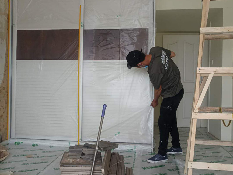 家具地板保護：在進行家居裝修的過程中，首先完成的就是地面的鋪設。因此，我們在進行其余施工時一定要注意對剛鋪好的地板進行保護。而在裝修時灰塵是一定避免不了的，為了防止嶄新的地板被沾染灰塵以及施工團隊人員等的腳印，最好先在地板上鋪一層防塵布等作為保護膜。除此之外，還是要在一天裝修結束后的時間里對防塵布等進行灰塵的清除和家居保養工作，特別是灰塵堆積過厚的地方，以免將來裝修結束后因為灰塵過多清理時意外污染地板。