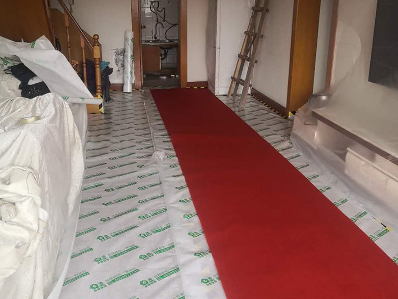 家具地板保護：在進行家居裝修的過程中，首先完成的就是地面的鋪設。因此，我們在進行其余施工時一定要注意對剛鋪好的地板進行保護。而在裝修時灰塵是一定避免不了的，為了防止嶄新的地板被沾染灰塵以及施工團隊人員等的腳印，最好先在地板上鋪一層防塵布等作為保護膜。除此之外，還是要在一天裝修結束后的時間里對防塵布等進行灰塵的清除和家居保養工作，特別是灰塵堆積過厚的地方，以免將來裝修結束后因為灰塵過多清理時意外污染地板。
