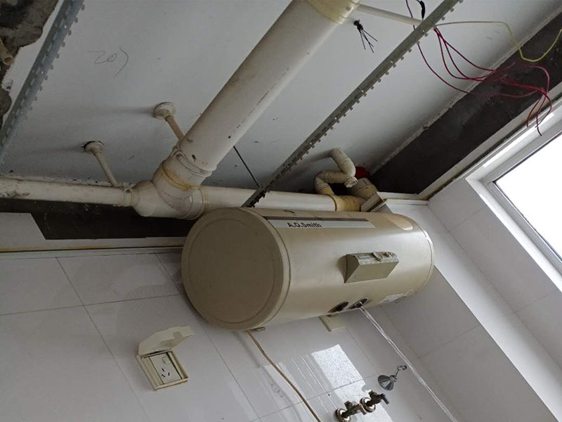衛(wèi)生間吊頂安裝：明確電器及龍骨的具體位置。確du定吊頂安裝高度，浴霸zhi一般在2.1m-2.3m間可以發(fā)揮最大效果。高度明確后，做水平安裝角線。用螺絲或膠水(以防瓷磚被破壞)固定角線，轉(zhuǎn)彎處其對(duì)角應(yīng)拼貼整齊，不留明顯縫隙。龍骨位置確定后，用沖擊鉆打孔。按具體長(zhǎng)度切割、組裝吊桿螺絲。吊桿螺絲緊固于鉆孔中。將主龍骨安裝于吊桿螺絲下的固定環(huán)，三角龍骨固定于主龍骨上。裝好后適當(dāng)調(diào)節(jié)，逐漸緊固連接處螺絲，以確保平直。方形鋁扣板吊頂有兩種安裝方法：邊沿裝、中間裝，依具體情況而定。裝第一塊板十分重要，它決定了其他板的位置和水平。