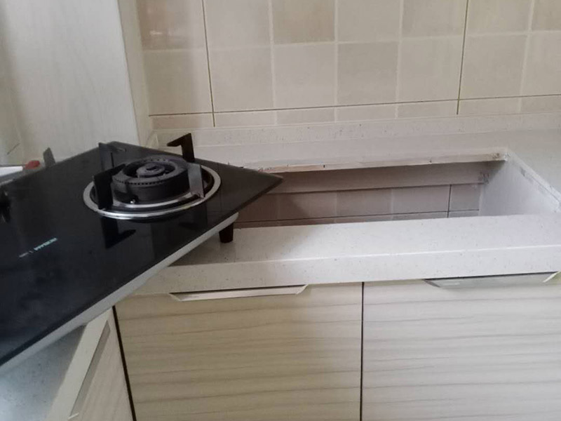 煙機灶具安裝：頂吸式煙機灶具距離灶臺的高度一般在65-75cm間，側吸式煙機灶具底部距離灶臺距離可以更近，一般在35-45cm間。頂吸式和側吸式煙機都是水平安裝在灶具正上方，煙機與灶具中心位置重合時吸煙效果最好。千萬不要將煙機灶具安裝在挨近門窗等空氣對流強的位置，非常影響吸煙效果?？赡芎芏嗳苏J為離窗戶近一些效果好，這是個誤區。如果空氣對流過大，油煙在上升至25cm的有效吸力范圍前就已經擴散了，煙機吸煙效果不好。一般來說，在進行櫥柜設計之前，需要將煙機灶具的款式尺寸給到櫥柜廠商，預留出煙機灶具的位置。保險起見，先安裝櫥柜會比較好，否則容易碰壞煙機灶具。最好的情況是將兩者安排在同一天安裝，協調安裝，效果最好。