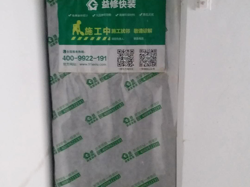 衛生間貼瓷磚：首先進行地面清掃，不打掃干凈會翹邊、空鼓的du;放水平線然后分塊;地面要濕潤進行dao灑水;采用兩種砂漿，打砂漿的基層，一般要進行干鋪;地磚是不是出現了空鼓是很重要的;還要在磚底涂抹上漿;鋪貼的時候要用橡皮錘敲擊，做拉縫、表面清理，對瓷磚進行勾縫處理即可。最重要的是保護好成品，以防造成污染和損傷。