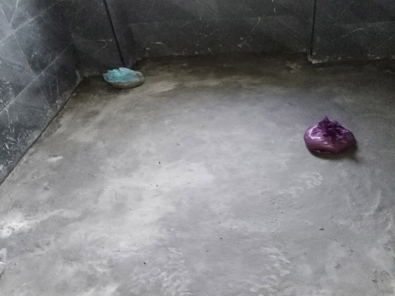 衛生間防水測試：1.利用水泥砂漿水泥砂漿或豆石混凝土鋪平坡度。訣竅是：地漏附近坡度大，門口附近坡度小。 2.利用管根密封膏封嚴管線，管線要穿透樓板根部。刷防水涂料時可以貼1-2層玻璃絲布加強防水性。 3.墻壁表面打磨成干凈平光沒有顆?；覊m，墻壁與地面的交接區域注意原角和坡角的設置。 .聚氨酯防水涂膜由管根和墻角處開始進行涂抹，在常溫下經過4小時放干后，再大面積涂抹和刮刷。注意涂料總厚度大于1. 5毫米，不能有漏刮和鼓泡的不良現象。24小時后立面涂刷下一層，之后再以垂直的方向進行二次涂刷。最后涂膜半固化，拋甩粗砂粒方便與水泥砂漿融合。 5.防水層的設置與具體區域有關。防水地面的防水層應高出地面200寬，地面防水層應超出衛生間門口以外300寬。而又淋浴的衛生間墻面防水層則應設置為高出地面1800寬。 6.展開閉水實驗的時候，先完成防水工作再利用包立管方法。之后再局部進行防水。閉水試驗也可為了避免破壞地面防水層而免做。