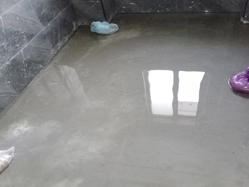 衛生間防水測試：1.利用水泥砂漿水泥砂漿或豆石混凝土鋪平坡度。訣竅是：地漏附近坡度大，門口附近坡度小。 2.利用管根密封膏封嚴管線，管線要穿透樓板根部。刷防水涂料時可以貼1-2層玻璃絲布加強防水性。 3.墻壁表面打磨成干凈平光沒有顆粒灰塵，墻壁與地面的交接區域注意原角和坡角的設置。 .聚氨酯防水涂膜由管根和墻角處開始進行涂抹，在常溫下經過4小時放干后，再大面積涂抹和刮刷。注意涂料總厚度大于1. 5毫米，不能有漏刮和鼓泡的不良現象。24小時后立面涂刷下一層，之后再以垂直的方向進行二次涂刷。最后涂膜半固化，拋甩粗砂粒方便與水泥砂漿融合。 5.防水層的設置與具體區域有關。防水地面的防水層應高出地面200寬，地面防水層應超出衛生間門口以外300寬。而又淋浴的衛生間墻面防水層則應設置為高出地面1800寬。 6.展開閉水實驗的時候，先完成防水工作再利用包立管方法。之后再局部進行防水。閉水試驗也可為了避免破壞地面防水層而免做。