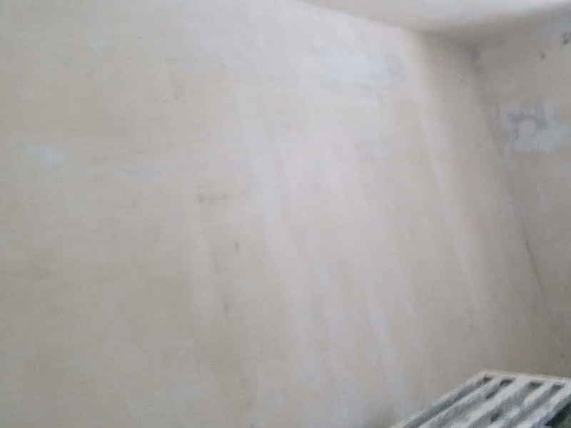 墻面清理翻新：墻面在進行刷漆的時候，把之前粘貼在墻面上的壁紙給拆下，否則壁紙蓋住的地方就會看不到。用批土刀來修整墻體的表面，有的墻面會出現(xiàn)污漬、開裂、起泡等現(xiàn)象，都要及時做處理。底漆一般不用特別來處理的墻面，如果是問題的墻面，那么就要針對相應的墻面問題來選擇專治問題的底漆。墻面涂刷的時候應該先從頂部開始再往下刷，否則會造成油漆滴落弄花已完成的墻面。