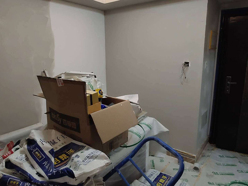 墻面清理翻新：墻面在進行刷漆的時候，把之前粘貼在墻面上的壁紙給拆下，否則壁紙蓋住的地方就會看不到。用批土刀來修整墻體的表面，有的墻面會出現(xiàn)污漬、開裂、起泡等現(xiàn)象，都要及時做處理。底漆一般不用特別來處理的墻面，如果是問題的墻面，那么就要針對相應的墻面問題來選擇專治問題的底漆。墻面涂刷的時候應該先從頂部開始再往下刷，否則會造成油漆滴落弄花已完成的墻面。