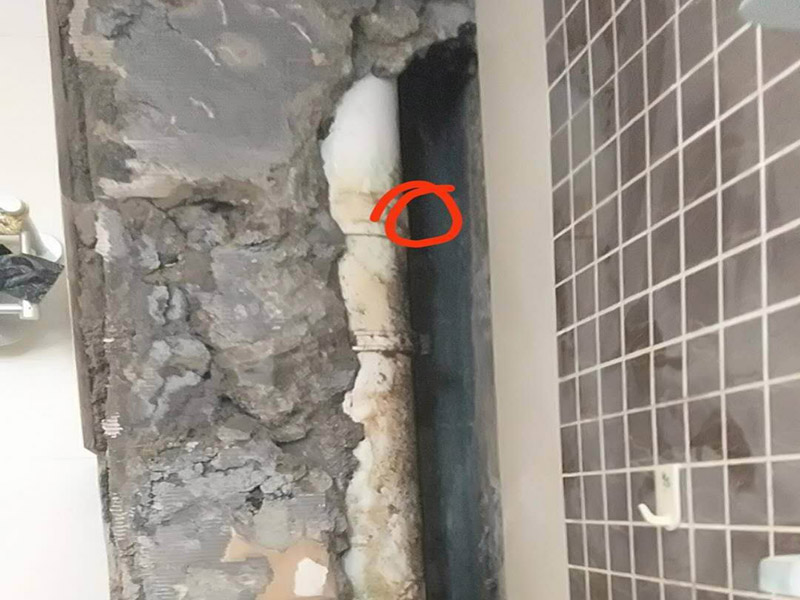 衛生間管道維修：在沒有加壓條件下的簡單測試方法，但不完全可行。 關閉水管總閥。(即水表前面的水管開關) 打開房間里面的水龍頭20分鐘，確保沒水再滴后關閉所有的水龍頭。 關閉馬桶水箱和洗衣機等具有蓄水功能的設備進水開關。 打開水管總閥。 打開總閥后20分鐘查看水表是否走動，包括緩慢的走動。如果有走動，即為漏水了。如果沒有走動，可能沒事。(如果水表有問題或水管微滲，有可能難以確定。)所以建議施工完一定要進行水壓測試實驗，一般打壓8公斤，時間20-30分鐘。