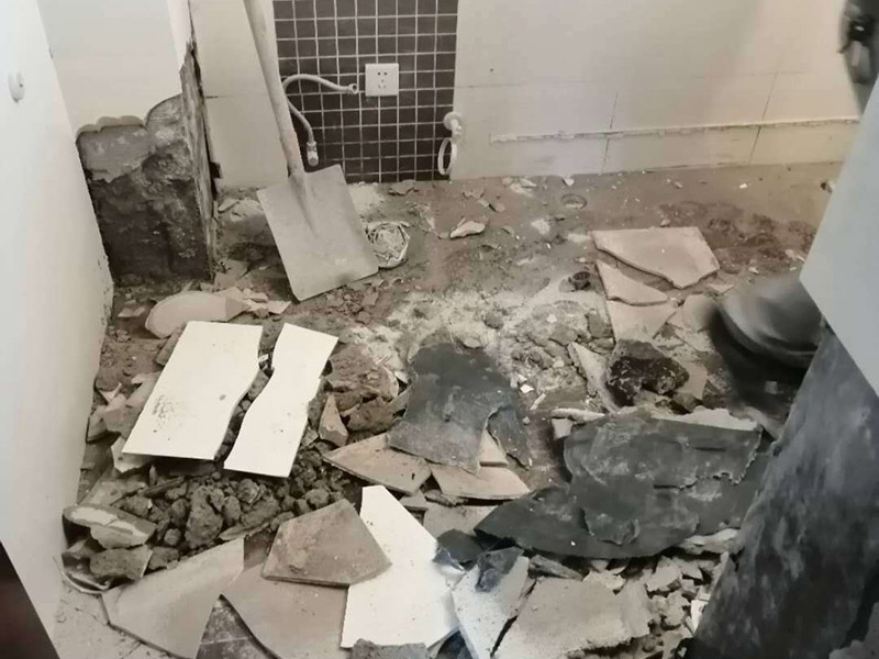 衛生間管道維修：在沒有加壓條件下的簡單測試方法，但不完全可行。 關閉水管總閥。(即水表前面的水管開關) 打開房間里面的水龍頭20分鐘，確保沒水再滴后關閉所有的水龍頭。 關閉馬桶水箱和洗衣機等具有蓄水功能的設備進水開關。 打開水管總閥。 打開總閥后20分鐘查看水表是否走動，包括緩慢的走動。如果有走動，即為漏水了。如果沒有走動，可能沒事。(如果水表有問題或水管微滲，有可能難以確定。)所以建議施工完一定要進行水壓測試實驗，一般打壓8公斤，時間20-30分鐘。