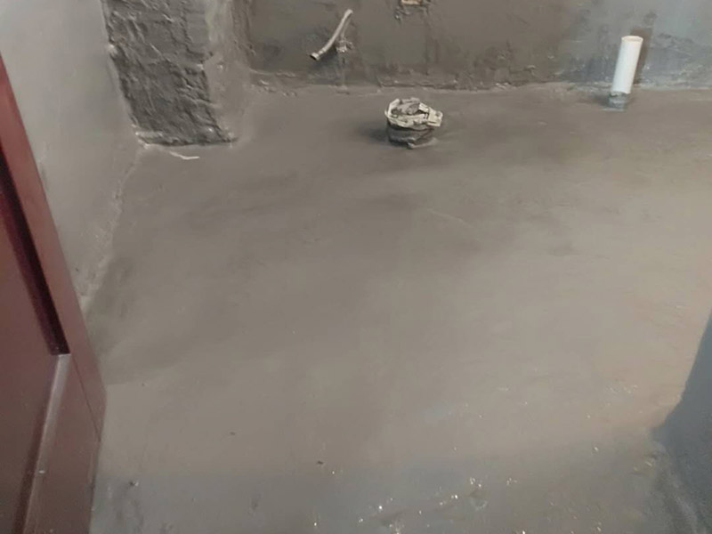 衛生間管道維修：在沒有加壓條件下的簡單測試方法，但不完全可行。 關閉水管總閥。(即水表前面的水管開關) 打開房間里面的水龍頭20分鐘，確保沒水再滴后關閉所有的水龍頭。 關閉馬桶水箱和洗衣機等具有蓄水功能的設備進水開關。 打開水管總閥。 打開總閥后20分鐘查看水表是否走動，包括緩慢的走動。如果有走動，即為漏水了。如果沒有走動，可能沒事。(如果水表有問題或水管微滲，有可能難以確定。)所以建議施工完一定要進行水壓測試實驗，一般打壓8公斤，時間20-30分鐘。