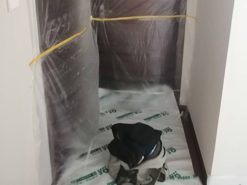 衛生間管道維修：在沒有加壓條件下的簡單測試方法，但不完全可行。 關閉水管總閥。(即水表前面的水管開關) 打開房間里面的水龍頭20分鐘，確保沒水再滴后關閉所有的水龍頭。 關閉馬桶水箱和洗衣機等具有蓄水功能的設備進水開關。 打開水管總閥。 打開總閥后20分鐘查看水表是否走動，包括緩慢的走動。如果有走動，即為漏水了。如果沒有走動，可能沒事。(如果水表有問題或水管微滲，有可能難以確定。)所以建議施工完一定要進行水壓測試實驗，一般打壓8公斤，時間20-30分鐘。