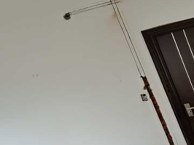 墻壁電路開(kāi)槽：1.劃線路。根據(jù)要改的方案畫(huà)好線路,線路采用橫平豎直的方法規(guī)劃。 2.無(wú)齒鋸開(kāi)槽。根據(jù)線路用無(wú)齒鋸開(kāi)槽,在墻面上切出線路。 3.加水。再需要開(kāi)槽的墻面上加點(diǎn)水,且在切得過(guò)程中一直加水,防止刀片過(guò)熱。 4.沖槽。用電錘將切好的墻面沖出溝槽,注意力度與角度,盡量沖的規(guī)整。 5.清理槽。將沖出的溝槽進(jìn)行清理,將易掉的地方都打下來(lái)。