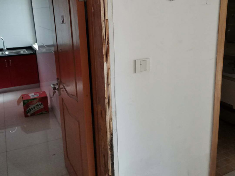 臥室門框維修：1.漆面表面劃傷用bai一只顏色與家具相同的普du通的繪圖用蠟筆，在劃痕zhi上劃一劃，使其與周邊漆面dao高度相同，再薄薄地涂上一層透明的清漆就可以了；2.油漆剝落修復(fù)，清漆家具表面小塊油漆剝落后可取同色廣告顏料涂補(bǔ)，再用清漆涂在表面，即完好如初3.裂縫填補(bǔ)用油灰和顏料拌勻后嵌入堵平，但要注意顏料要和原油灰的顏料、原油漆色彩一致，以防留下疤跡