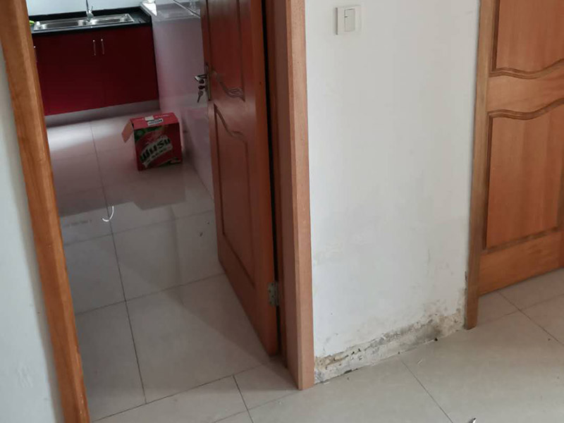 臥室門框維修：1.漆面表面劃傷用bai一只顏色與家具相同的普du通的繪圖用蠟筆，在劃痕zhi上劃一劃，使其與周邊漆面dao高度相同，再薄薄地涂上一層透明的清漆就可以了；2.油漆剝落修復(fù)，清漆家具表面小塊油漆剝落后可取同色廣告顏料涂補(bǔ)，再用清漆涂在表面，即完好如初3.裂縫填補(bǔ)用油灰和顏料拌勻后嵌入堵平，但要注意顏料要和原油灰的顏料、原油漆色彩一致，以防留下疤跡