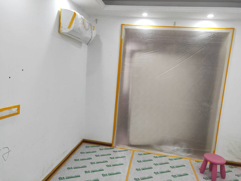 家具地面成品保護(hù)：1、墻地面瓷磚，在鋪貼未干固的情況下，不要急于勾縫，以免人為的造成瓷磚松動(dòng)、高低不平，影響施工效果。 2、地面瓷磚干固前，不要在上面走動(dòng)、堆放雜物，以免造成瓷磚松動(dòng)、高低不平。 3、地面瓷磚鋪貼完后，使用成品保護(hù)膜覆蓋磚面。 既可以防止裝修時(shí)的沙子磨傷地面，同時(shí)也能有效的防止油漆涂料等有色液體滴落磚面，造成地面污染。