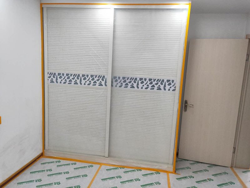 家具地面成品保護(hù)：1、墻地面瓷磚，在鋪貼未干固的情況下，不要急于勾縫，以免人為的造成瓷磚松動(dòng)、高低不平，影響施工效果。 2、地面瓷磚干固前，不要在上面走動(dòng)、堆放雜物，以免造成瓷磚松動(dòng)、高低不平。 3、地面瓷磚鋪貼完后，使用成品保護(hù)膜覆蓋磚面。 既可以防止裝修時(shí)的沙子磨傷地面，同時(shí)也能有效的防止油漆涂料等有色液體滴落磚面，造成地面污染。