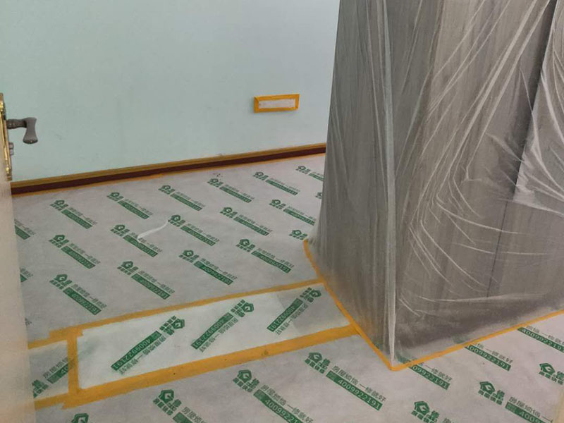 家具地面成品保護(hù)：1、墻地面瓷磚，在鋪貼未干固的情況下，不要急于勾縫，以免人為的造成瓷磚松動(dòng)、高低不平，影響施工效果。 2、地面瓷磚干固前，不要在上面走動(dòng)、堆放雜物，以免造成瓷磚松動(dòng)、高低不平。 3、地面瓷磚鋪貼完后，使用成品保護(hù)膜覆蓋磚面。 既可以防止裝修時(shí)的沙子磨傷地面，同時(shí)也能有效的防止油漆涂料等有色液體滴落磚面，造成地面污染。