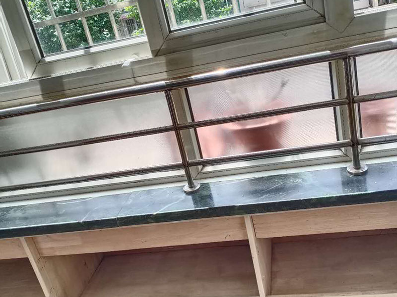 飄窗臺柜體翻新：大家都喜歡購買那種帶有飄窗的臥室裝修，主要是因為可以把飄窗設計改裝自己理想的圣地。如果我們把飄窗設計成溫馨的休息室。中午沒事的時候，可以躺到這里的小床上休息片刻。 飄窗柜尺寸就要盡可能的小一點。因為飄窗柜就用來放一些小東西用的，所以說尺寸小的話，不會影響到陽光的射入。當休息完以后，在飄窗柜里面拿上自己的工作用品，也就可以出發去工作了。 飄窗不像普通的窗戶一樣，它一般是矩形或者是向外突的。飄窗的三面都是由玻璃組成的，這樣就給房子帶來了充足的陽光的沐浴，采光比較好，也可以開擴人們的視野，讓人們的生活更加的豐富多彩。