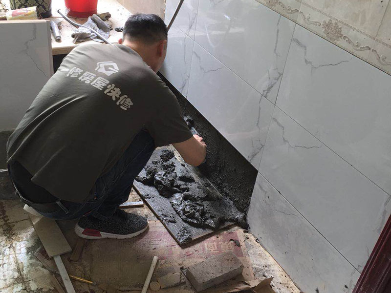 墻面瓷磚局部更換:1、先檢查需要更bai換的瓷磚周圍的瓷磚是否存在空鼓脫du層、是否有暗埋的水電暖管線，如果存在空鼓脫層，建議和開裂的瓷磚一起進行鏟除更換，如果需要更換的瓷磚底下有暗埋的水電管管線，在砸磚的時候應避開該區域。 2、將需要更換的瓷磚與周圍的瓷磚接縫處的填縫劑采用鏟刀或壁紙刀刮除干凈； 　　3、采用切割機沿需要更換的瓷磚的對角線進行切割，注意不要到瓷磚的四個角（離角10公分左右），然后用錘子從瓷磚的中間砸開，然后用錘子和撬杠逐步從瓷磚的中心部位往四周敲砸瓷磚，直至需要更換的瓷磚全部取下。切割及砸磚的時，需要注意好力度，防止過猛對其他的部位造成損傷。 　　4、將基層部位松動的水泥砂漿渣土清理干凈，如屬于有防水要求的墻面，對該部位涂刷堵漏靈，然后再進行瓷磚的補貼工作。